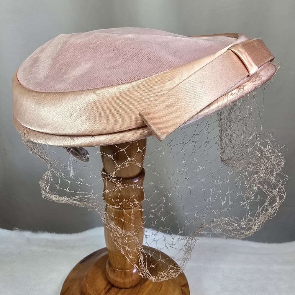 Vintage 1950s Pillbox Hat Velour with Satin Ribbon Trim & Bow - Picture 2 of 8